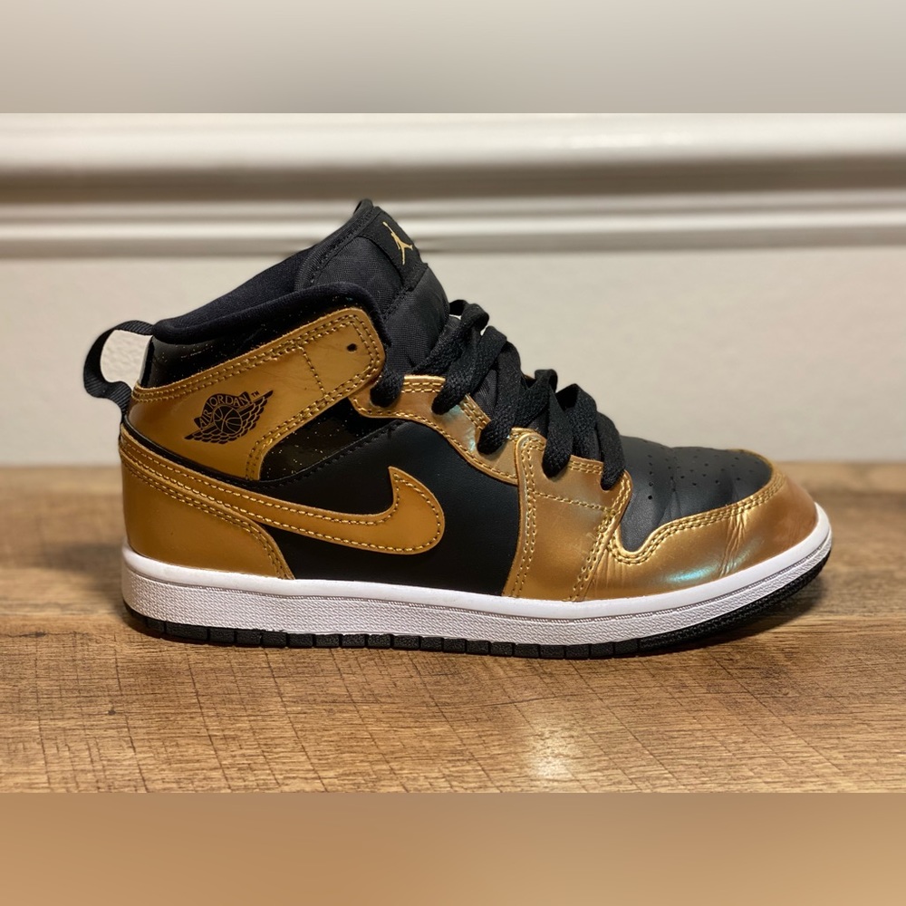 AIR JORDAN 1 MID (Size: 3Y Boys)